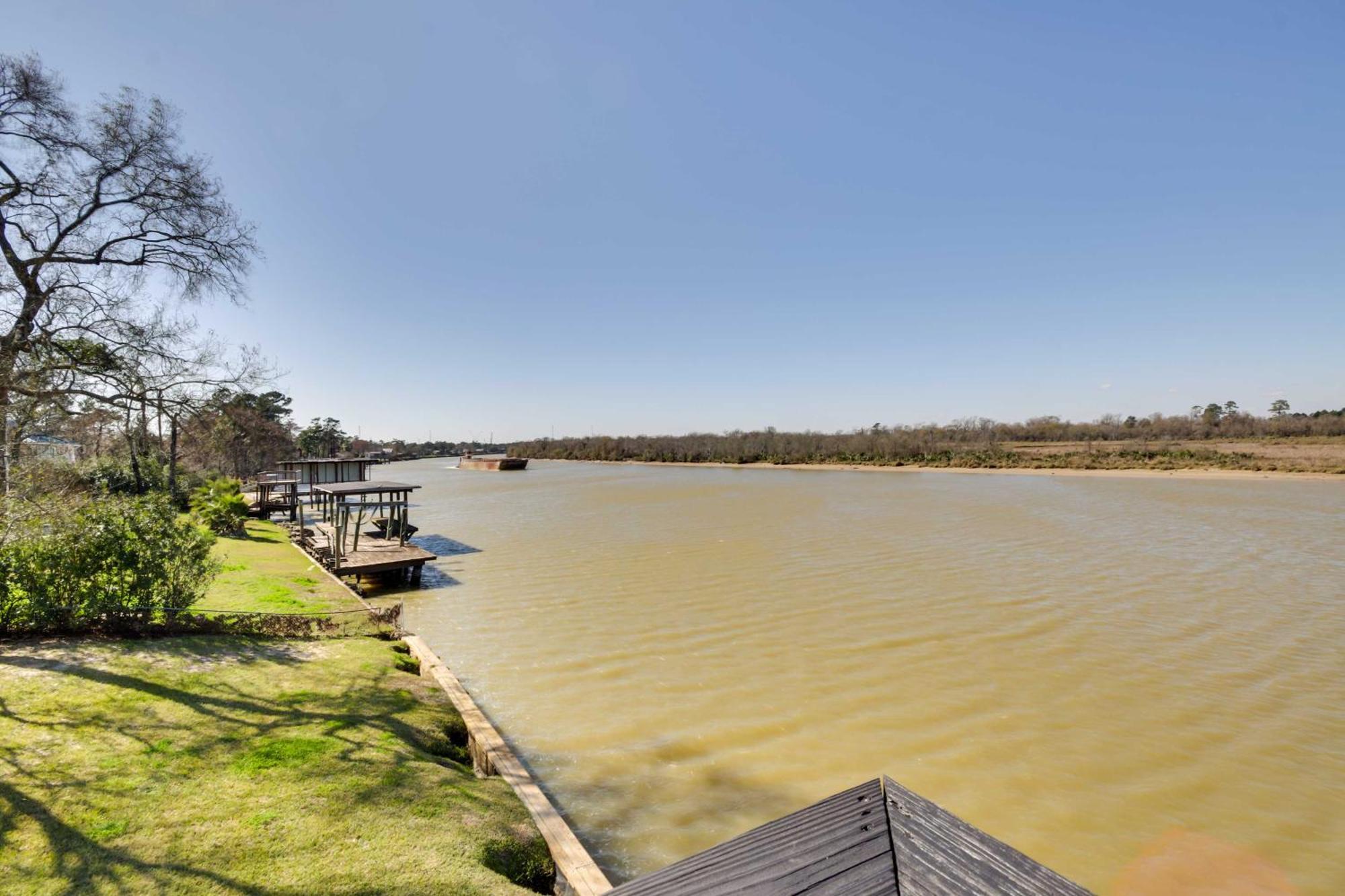 Spacious San Jacinto River Home With Waterfront Deck Houston Exterior photo