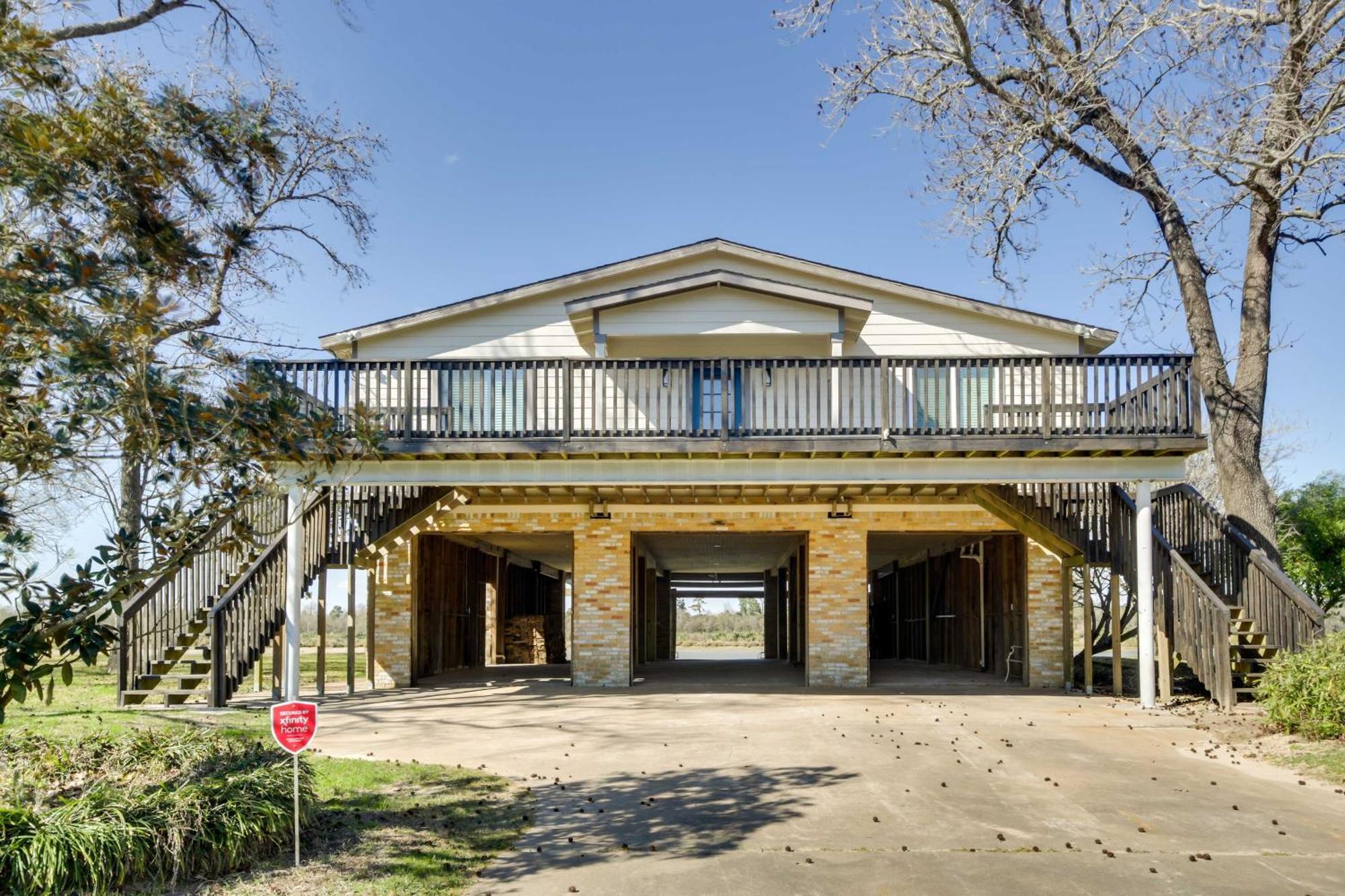 Spacious San Jacinto River Home With Waterfront Deck Houston Exterior photo